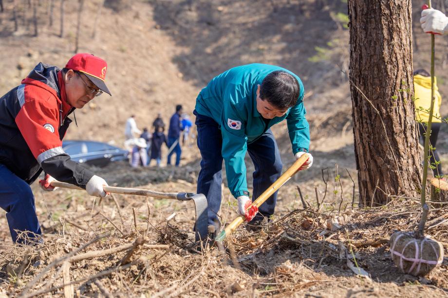 식목일 기념 나무심기 행사