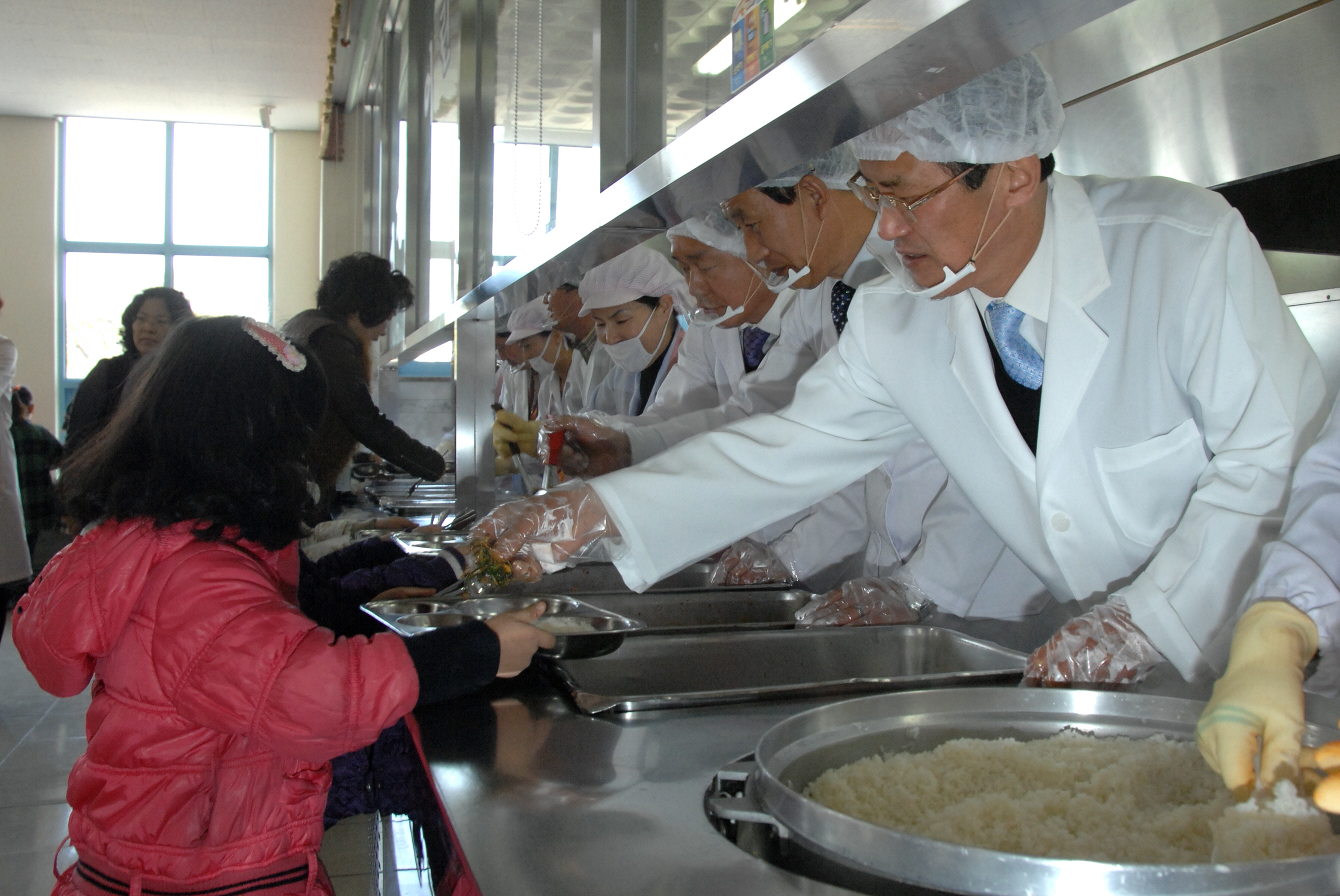 증평초 학교급식 일일체험 봉사에 나서