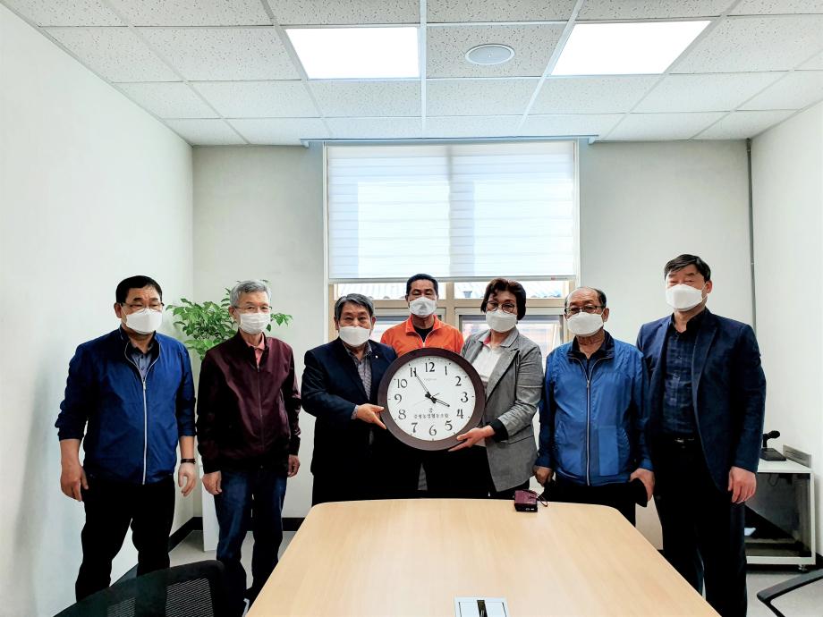 증평농협, 보훈회관에 벽시계 기증