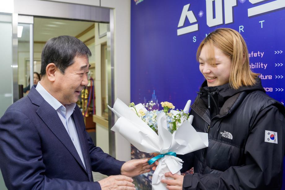 증평군, 전국장애인동계체전 컬링 은메달 서은지·서은주 선수 격려